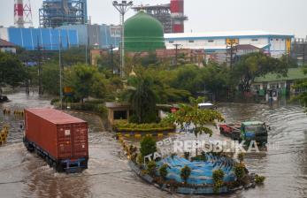 Antrean Truk Mengular Menuju Pelabuhan Tanjung Emas Semarang