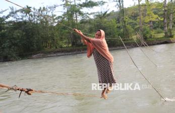 Miris, Warga Aceh Bergelantungan di Jembatan Tali untuk Akses Penyeberangan