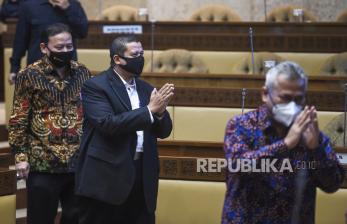 Ketua Komisi Pemilihan Umum (KPU) Arief Budiman (kanan) bersama Ketua DKPP Muhammad (tengah) dan Ketua Bawaslu Abhan (kiri) bersiap mengikuti rapat dengar pendapat (RDP) dengan Komisi II DPR di Kompleks Parlemen, Senayan, Jakarta, Rabu (3/6/2020).  Rapat tersebut membahas rasionalisasi anggaran pelaksanaan Pilkada serentak tahun 2020