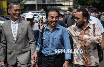 In Picture: Tawa Lepas Roy Suryo Usai Diperiksa Sebagai Saksi Kasus Ijazah Jokowi
