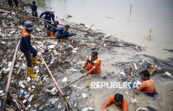 In Picture: Cegah Pendangkalan, Petugas Gabungan Bersihkan Sampah yang Menumpuk di BKT Tambakrejo