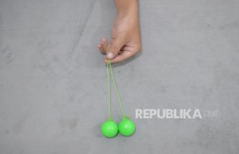 Ilustrasi Permainan Lato-lato