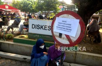 Warga antre untuk vaksin booster Covid-19 di Dinas Kesehatan Yogyakarta, Senin (28/3/2022). Pasca terbitnya aturan vaksin booster Covid-19 menjadi syarat mudik lebaran 2022, warga mulai menyerbu lokasi vaksinasi Covid-19.