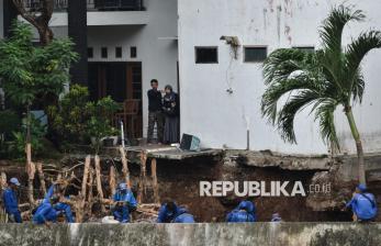 Turap Sementara Dibangun Pascalongsor Bantaran Kali Ciliwung di Bendungan Hilir