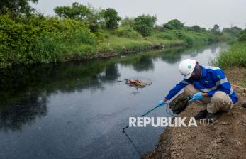 Penampakan Sungai Cirarab yang Tercemar Air Lindi TPA Jatiwaringin