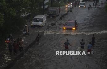 Diguyur Hujan Seharian, Sejumlah Ruas Jalan di Jakarta Terendam Banjir