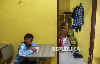 Kekurangan Ruang Kelas, Siswa Sekolah Rakyat Belajar di Gudang