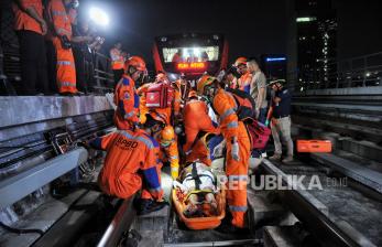 In Picture: Petugas Gabungan Lakukan Simulasi Tanggap Darurat di Stasiun LRT Jabodebek