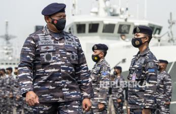  KSAL Peringatkan Prajuritnya untuk tak Bersikap Arogan. Foto: Kepala Staf Angkatan Laut (KSAL) Laksamana TNI Yudo Margono (kiri) menginspeksi pasukan saat upacara pelepasan Ekspedisi Jala Citra 1 Aurora 2021 di Dermaga Pondok Dayung, Koarmada 1, Tanjung Priok, Jakarta Utara, Selasa (3/8/2021). Kegiatan tersebut merupakan rangkaian memperingati 100 tahun Hari Hidrografi Dunia untuk mengungkap lebih dalam keberadaan laut Halmahera dan sekitarnya sehingga dapat mewujudkan Indonesia sebagai poros maritim dunia. 