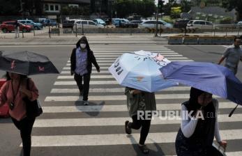 Ragam Cara Warga Lindungi Diri dari Cuaca Panas Jakarta