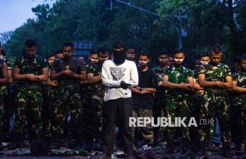 Momen Demonstran Sholat Maghrib Bersama Aparat Disela Aksi Massa