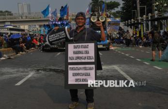 In Picture: Aksi Hari Buruh Internasional di DPR Suarakan Cabut UU Ciptaker 