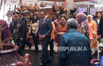 Didampingi Ibu Negara, Presiden Joko Widodo Kunjungi Pameran Inacraft 2024