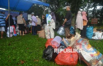 In Picture: Bazar Pangan Murah Berbayar Sampah Terpilah di Bogor