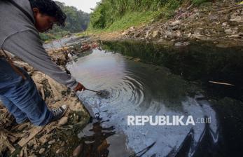 Aliran Sungai Cileungsi Menghitam, Sedimentasi Limbah Diduga Jadi Pemicu