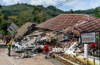 In Picture: Longsor Timbun Kantor Desa dan Rumah Warga di Nagreg