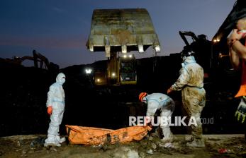 Tim SAR Evakuasi Korban Longsor di TPST Bantargebang, Enam Jenazah Berhasil Ditemukan