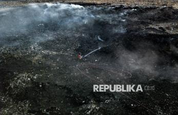 Petugas Berjibaku Padamkan Kebakaran TPA Jatibarang Semarang