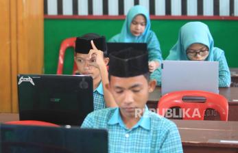 In Picture: Ujian Asesmen Madrasah Berbasis Komputer di Aceh Barat