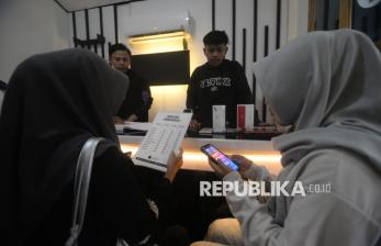 In Picture: Libur Nataru, Tempat Penyewaan Iphone Kebanjiran Pesanan