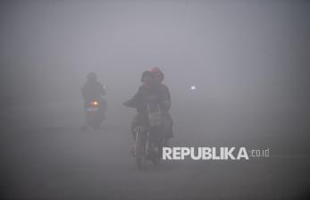 Kabut Asap Pekat Selimuti Jalan Lingkar Selatan Palembang-Banyuasin