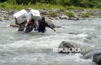 Momen Perjuangan Distribusi Logistik Pilkada di Berbagai Daerah