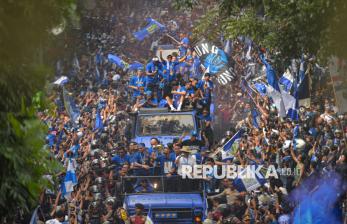 Puluhan Ribu Bobotoh Meriahkan Pawai Juara Persib Bandung