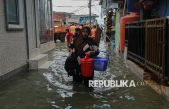 Banjir Rob Genangi Permukiman Warga di Muara Angke