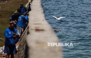 Tanggul Muara Baru yang Bocor Ditambal dengan Tumpukan Karung Pasir