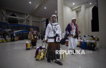 In Picture: Alhamdulillah, 445 Jamaah Haji Kabupaten Bandung Mendarat di Tanah Air