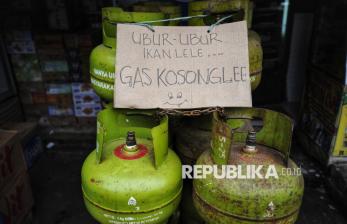 LPG 3 Kg Sulit Didapat, Pemilik Warteg Sampai Terpaksa Masak Pakai Kayu Bakar