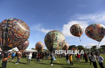 Puluhan Balon Udara Hiasi Langit Gorontalo