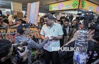 Datangi Pasar Senen, Menteri UMKM Maman Abdurrahman Dialog dengan Pedagang <em>Thrifting</em>