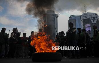 In Picture: Api Membara Ditengah Aksi Demo Ojol di Patung Kuda