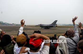 Antusiasme Warga Melihat Pesawat Tempur TNI AU dari Dekat