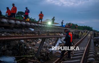 In Picture: Jalur Kereta Api di Grobogan Amblas Tergerus Banjir Luapan Sungai Tuntang