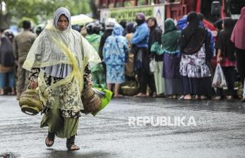 In Picture: Semangat Emak-Emak di Jambi Berburu Gas Elpiji 3 Kilogram Murah 