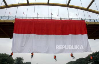 In Picture: Pengibaran Bendera Merah Putih Raksasa di Jembatan Siak III Pekanbaru