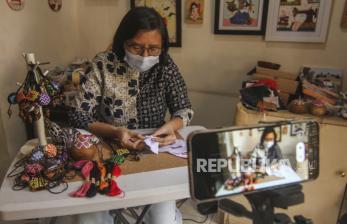 Perajin membuat video promosi kerajinan aksesori koginsashi untuk di pasarkan secara daring (ilustrasi). Kementerian Koperasi dan Usaha Kecil dan Menengah (Kemenkop UKM) mengatakan per Juni 2021 sebanyak 14,6 juta Usaha Mikro Kecil Menengah (UMKM) sudah Go Digital dan menargetkan 30 juta pelaku UMKM telah Go Digital pada 2024 mendatang.  