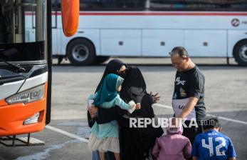 In Picture: Arus Balik Libur Tahun Baru di Terminal Pakupatan Serang