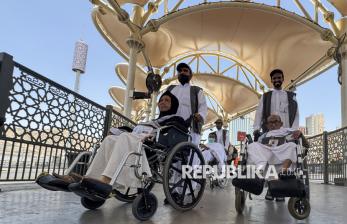 Layanan Kursi Roda Permudah Jamaah Haji Lansia Beribadah di Masjidil Haram