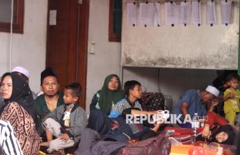 Wajah Cemas Keluarga Korban Mushala Ambruk di Sidoarjo Menanti Kabar Proses Evakuasi