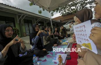 In Picture: Keseruan Belajar Bahasa Isyarat di FKIP Universitas Sultan Ageng Tirtayasa