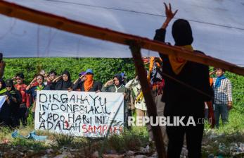 In Picture: Beri Pesan Jaga Lingkungan, Mahasiswa Gelar Upacara HUT RI di TPA Bangkonol