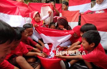 Sambut HUT Ke-81 RI, Pelajar di Solo Cuci Bendera Merah Putih Bersama