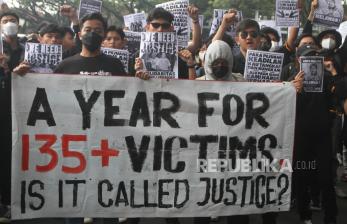 Mahasiswa yang tergabung dalam Badan Eksekutif Mahasiswa (BEM) Malang Raya membawa poster dan spanduk saat melakukan aksi kamisan di depan gedung DPRD, Malang, Jawa Timur, Kamis (16/3/2023). Dalam aksi kamisan tersebut mereka memprotes vonis pengadilan yang dijatuhkan kepada para terdakwa kasus tragedi Kanjuruhan dinilai tidak adil dan penuh rekayasa. 