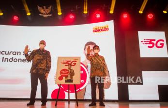 Presiden Direktur dan CEO Indosat Ooredoo Ahmad Al-Neama (kiri) bersama Wali Kota Solo Gibran Rakabuming Raka (kanan) melambaikan tangan saat acara Peluncuran Layanan 5G Indosat Ooredoo di Balai Kota Solo, Jawa Tengah, Selasa (22/6/2021). Indosat Ooredoo meluncurkan layanan jaringan 5G pertama di Kota Solo untuk mendukung akses internet yang lebih cepat serta membantu mewujudkan transformasi digital dan mendukung program pemulihan ekonomi Pemerintah Kota Solo. 