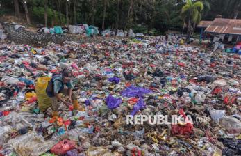 Tumpukan Sampah Tutupi Akses Jalan TPAS Puuwatu Kendari