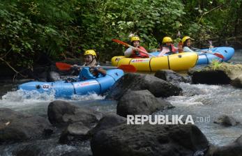 Serunya Menyusuri Aliran Kali Pusur dengan Perahu Kano 