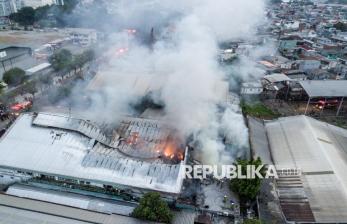 Api Melalap Gudang Sembako di Pulogadung, 17 Mobil Damkar Dikerahkan